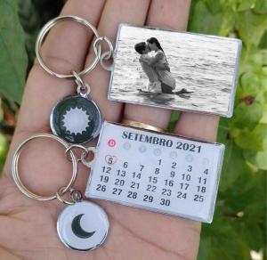 Chaveiro Calendário  de Namoro Metal 4,6X3cm 4x0, 4x4 Resina Pingente 